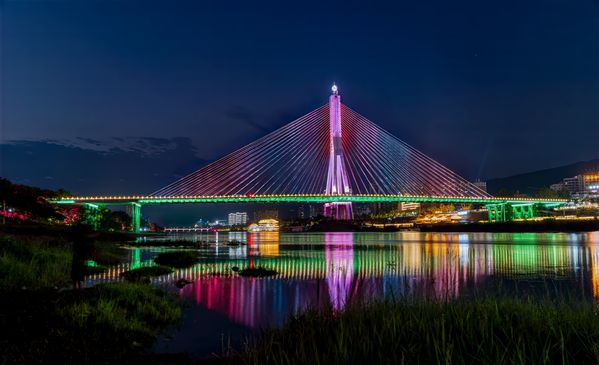 Night scenery of the bridge thumbnail