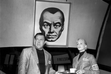 Edmond O&#39;Brien and Jan Sterling during the filming of a 1956 adaptation of George Orwell&#39;s&nbsp;1984