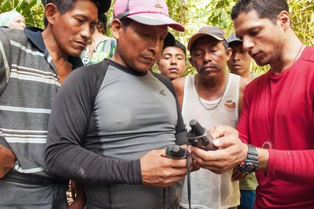 Mateo-Vega (derecha) muestra a los compañeros Emberá y Kuna cómo tomar medidas forestales. De izquierda a derecha, los técnicos indígenas Edgar Gariboldo, Chich Chamarro, Baurdino López, Evelio Jiménez, Alexis Solís. (Sean Mattson / Smithsonian)