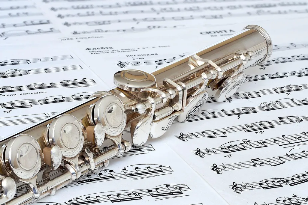 Flute_with_musicial_notes.jpg