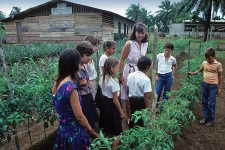 Peace Corps volunteer Marya Cota-Wilson gives a gardening lesson in Costa Rica in the 1980s.