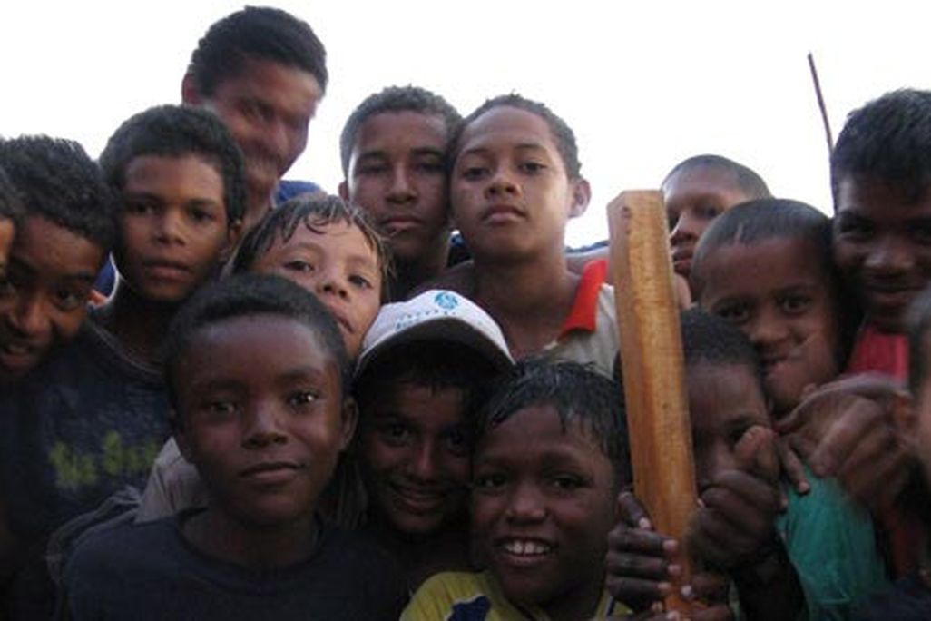 Children pose for the camera in El Pozon
