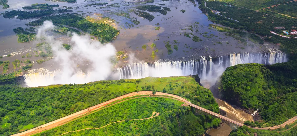 The powerful and dramatic Victoria Falls 