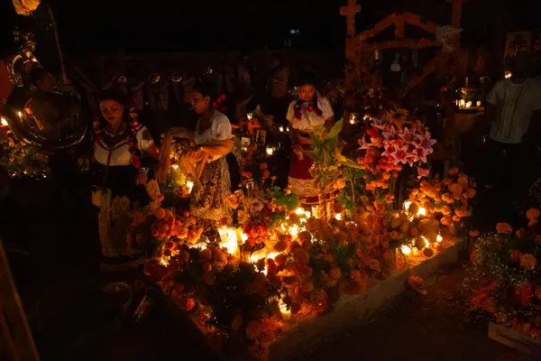 A Family Honors the Dead During Día de los Muertos thumbnail
