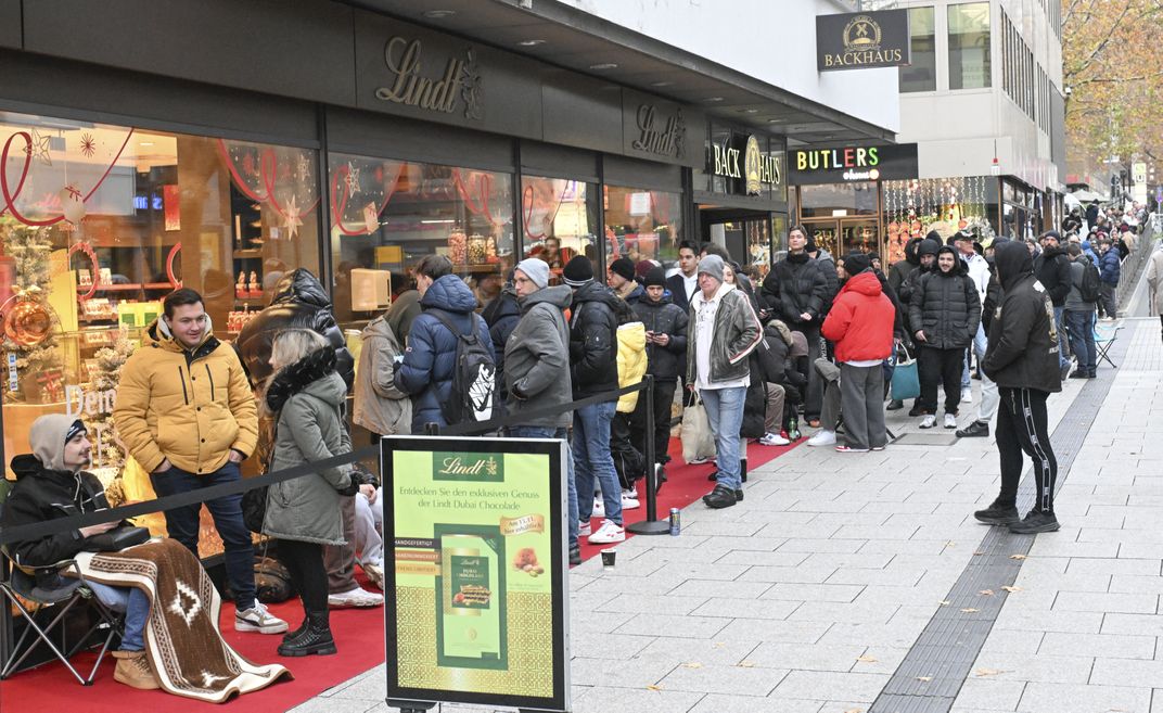 line outside of Lindt for Dubai Chocolate