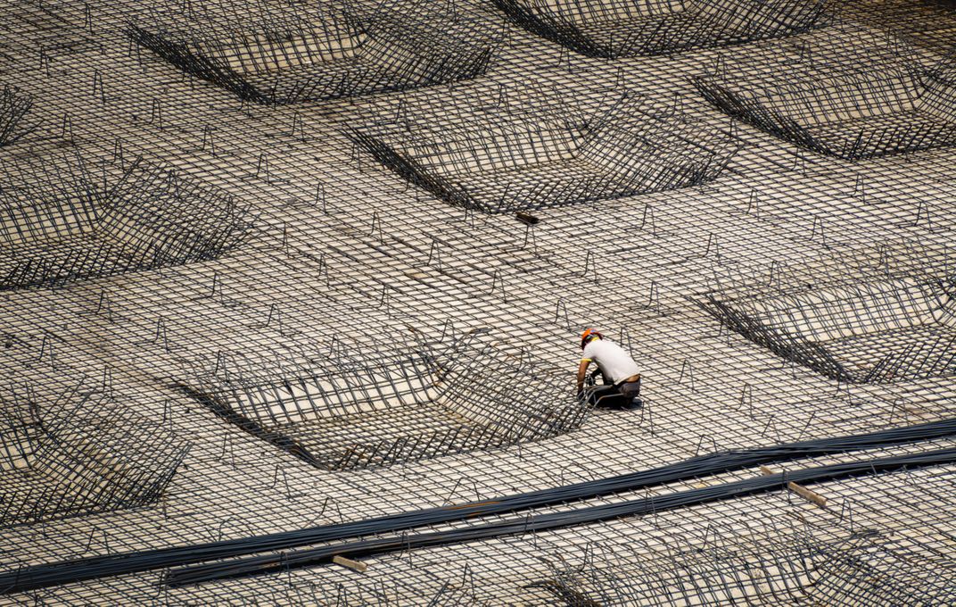 建筑工地上工作的钢筋工（Rebar workers working on a construction site） | Smithsonian ...