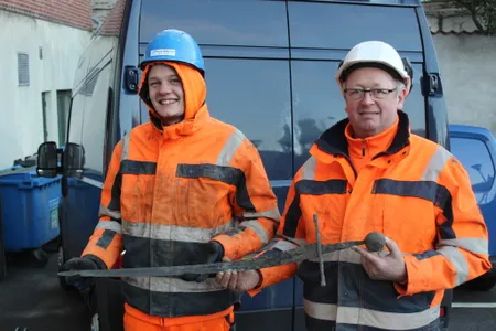 Plumber planner Jannick Vestergaard and engineer Henning Nøhr posing with their discovery.