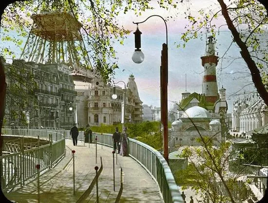 The 1900 Paris Expo’s moving sidewalk