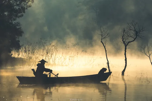 Golden Morning over the Lake of Vietnam thumbnail