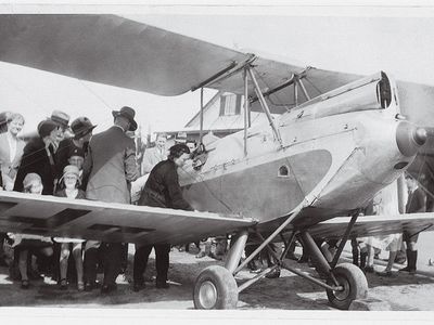 The year before her flight to England, Lores Bonney (in foreground at right) flew solo around Australia. She flew the same open-cockpit de Havilland Gipsy Moth on both flights. She told this story to the author several years before her death in 1994 at the age of 96.