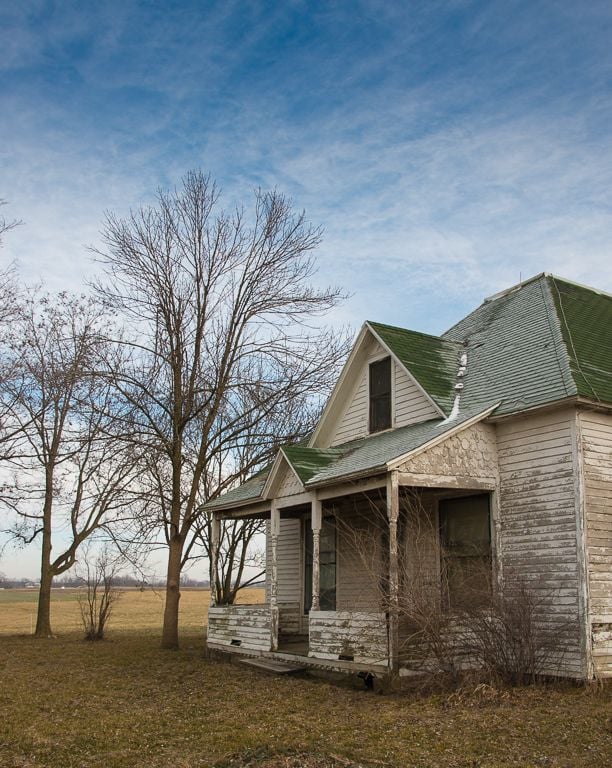 A decrepit farmhouse reflects economic challenges in the heartland ...