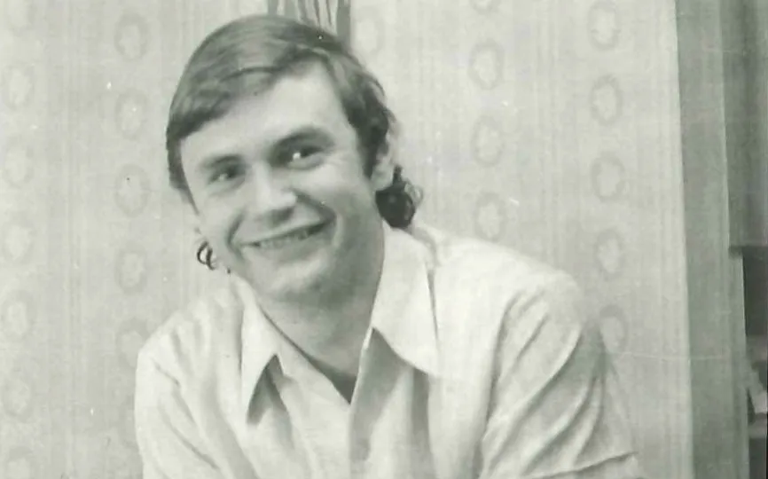 Porno va jinsiy retro otasi qizining yotoqxonasiga kirdi