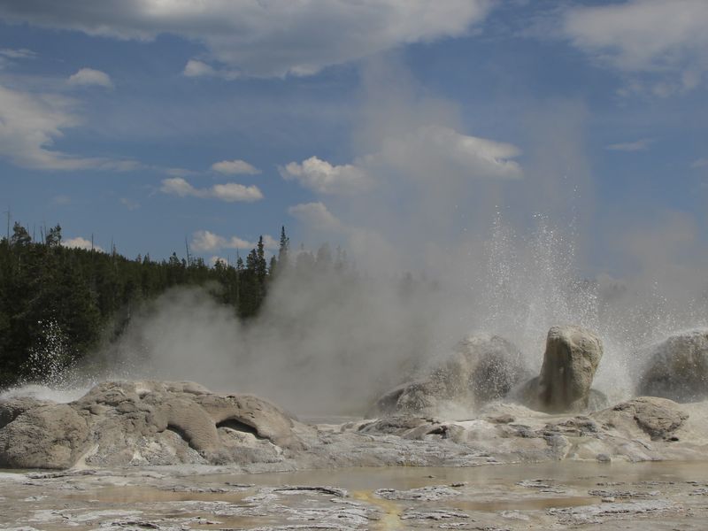 Hot Springs -yellowston National Park 