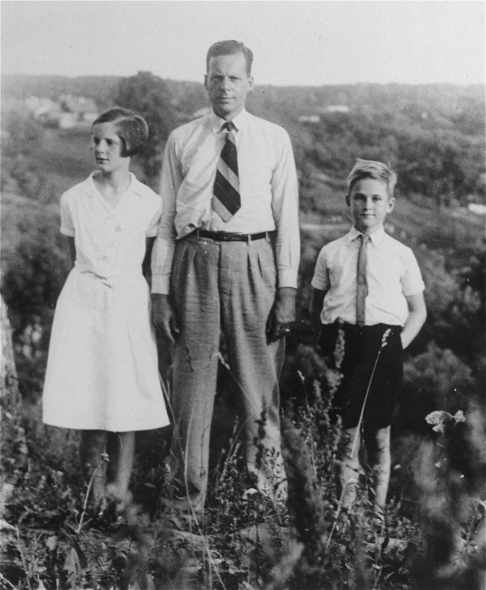 Honorary Dutch Consul Jan Zwartendijk with his children in Kaunas