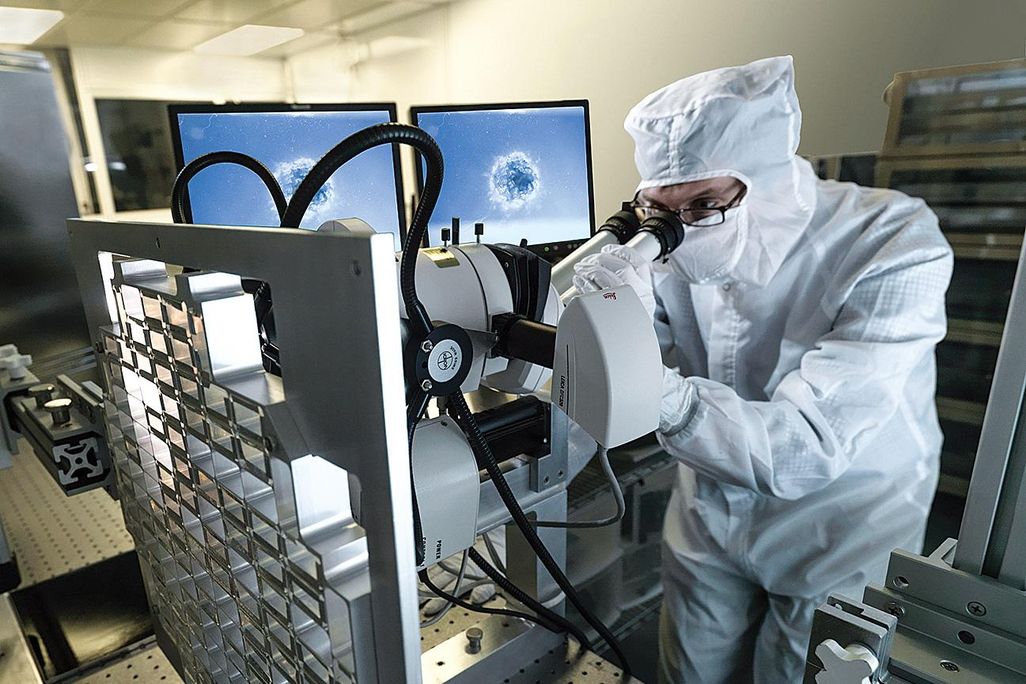 comet particles being examined