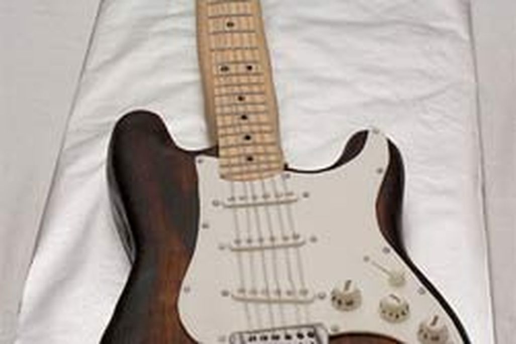 20110520085958guitar_cake.jpg