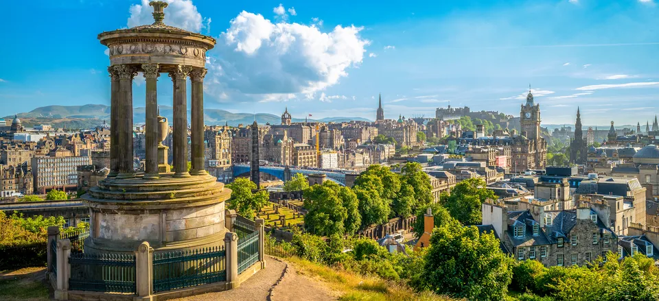  Panoramic view of Edinburgh 