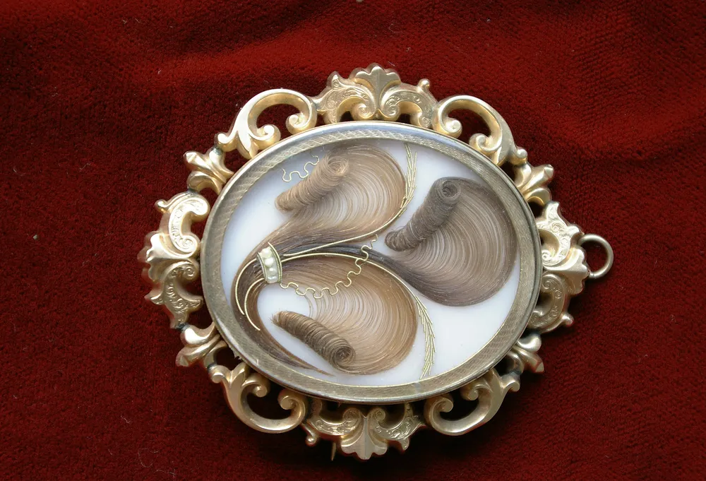 a brooch.jpg