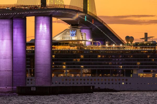 Dawn greets cruise ship at Skyway Bridge thumbnail