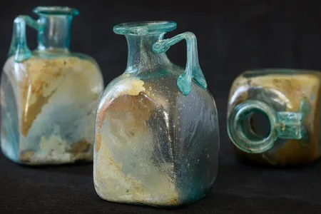 The glass bottles buried in the graves were unearthed in good condition.