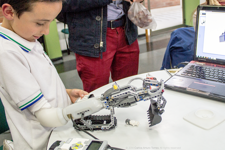 Dario, an eight-year-old Colombian boy who lost his arm due to a congenital malformation, tests out Torres' prosthetic arm design. 