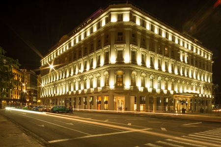 Formerly an arcade and office building, dating to 1917, the structure underwent a city-led restoration and reopened last year as the Hotel Manzana Kempinski.