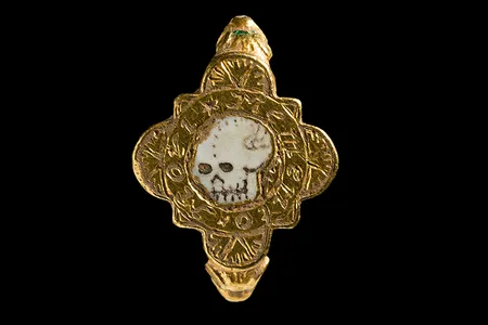 “[The ring's] sentiment reflects the high mortality of the period, the motif and inscription acknowledging the brevity and vanities of life,” says scholar Mark Redknap.