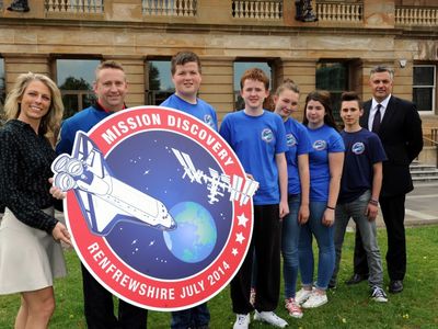 Michelle Ham with astronaut Ken Ham and a student team from Renfrewshire, Scotland.