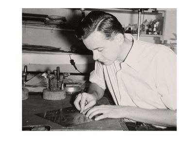 Photograph of Fred Becker creating an etching plate at Atelier 17 in New York City (detail), 194- / unidentified photographer. Fred Becker papers, 1913-2004, bulk 1940-2000. Archives of American Art, Smithsonian Institution.