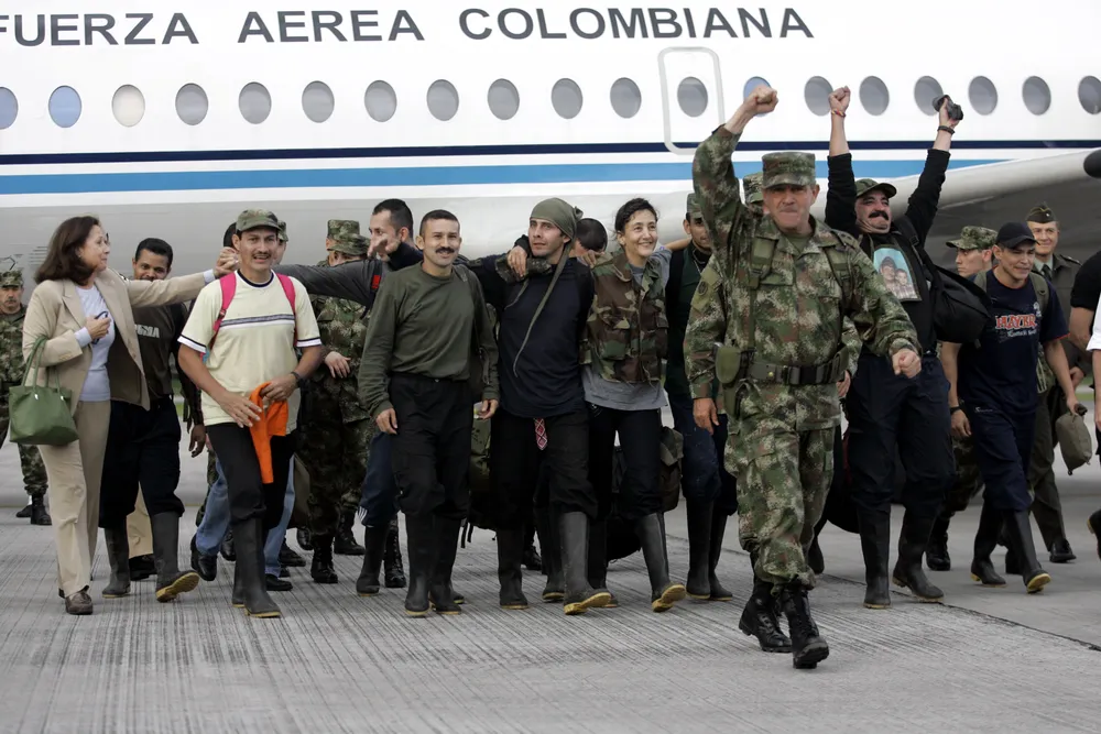 Hostages and their rescuers arrive at San José del Guaviare airport