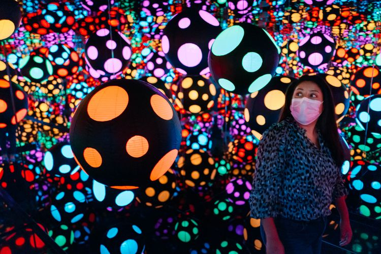 Infinity Mirrored Room—My Heart Is Dancing into the Universe (2018)