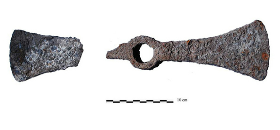 Fragments of a pick-axe about 40 centimeters long, based on a 10 centimeter scale bar