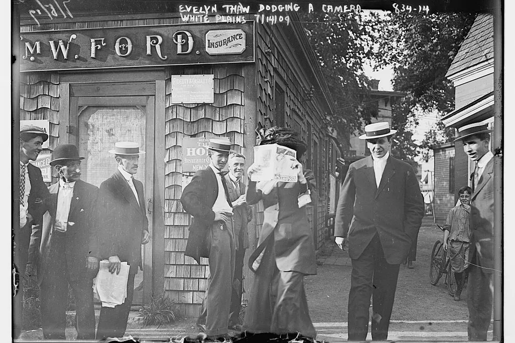Evelyn Thaw dodging a camera, 1909