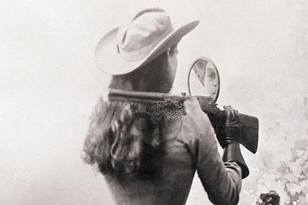 Annie Oakley shooting over her shoulder