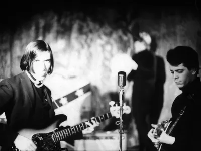 Lou Reed(右)录制了地下丝绒歌曲的精简版，比如“Heroin”左为约翰·凯尔，摄于1965年。