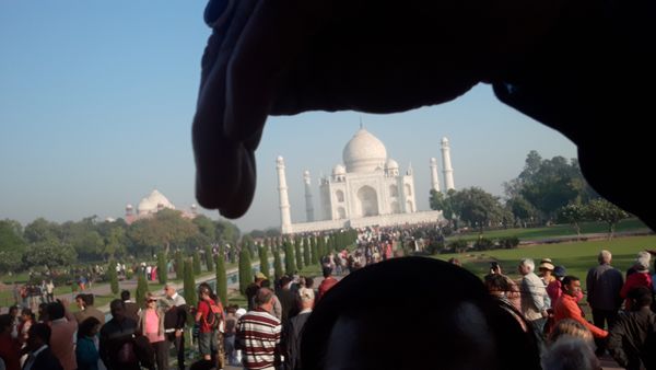 Taj mahal Agra under my hand. thumbnail