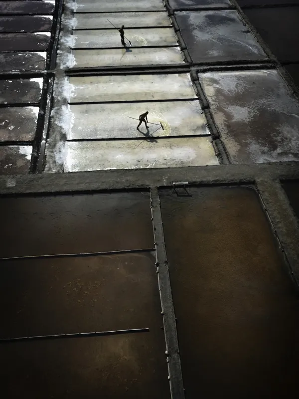 A salt mine workers in Aveiro, Portugal thumbnail