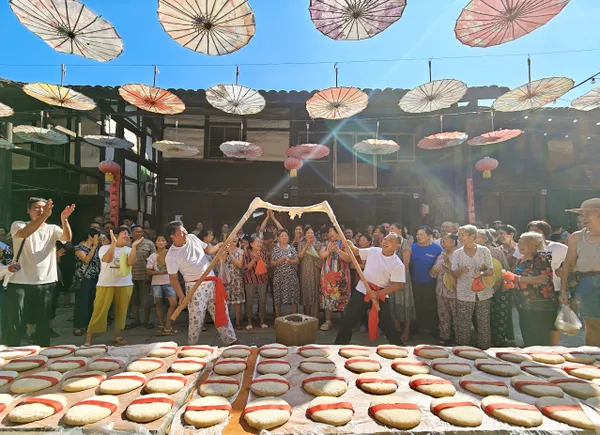 Happy making ofglutinous rice cakeand celebrating the Mid Autumn Festival with joy thumbnail