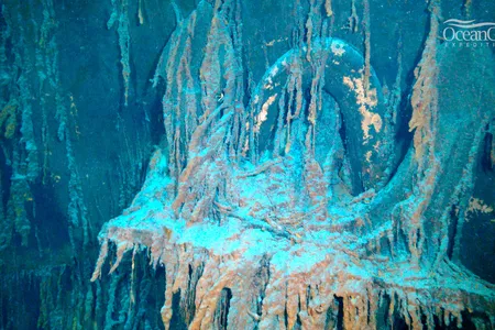 The one-minute clip shows the&nbsp;Titanic&#39;s&nbsp;bow, portside anchor, hull and massive anchor chain
