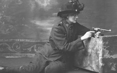 Countess Markievicz in uniform with a gun, circa 1915