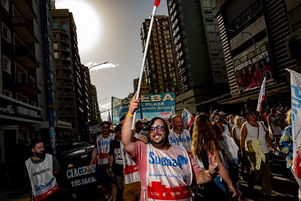 Manifestantes en Mar del Plata thumbnail