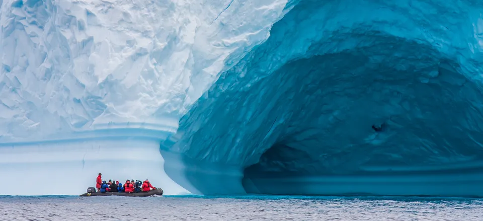  Exploring the ice cliffs by Zodiac 