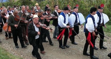 A wedding procession moves from the groom’s house to the bride’s house in Szék/Sic, Transylvania.