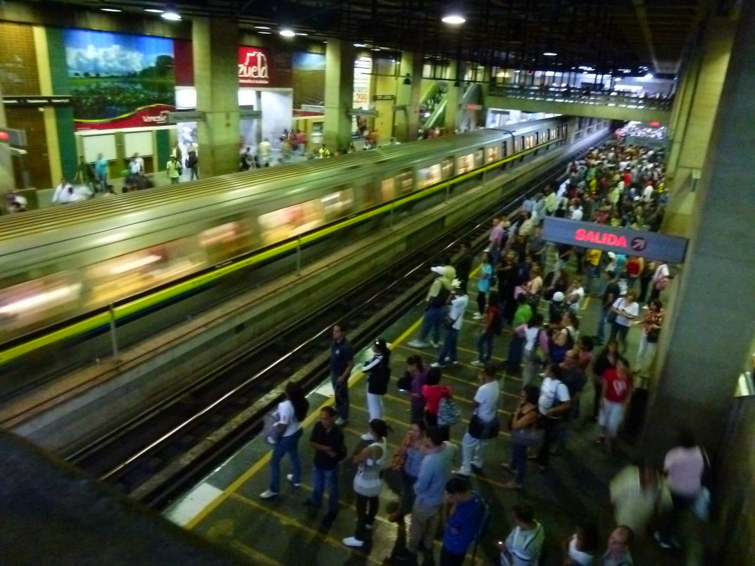 subway-rush-hour-caracas-venezuela-smithsonian-photo-contest