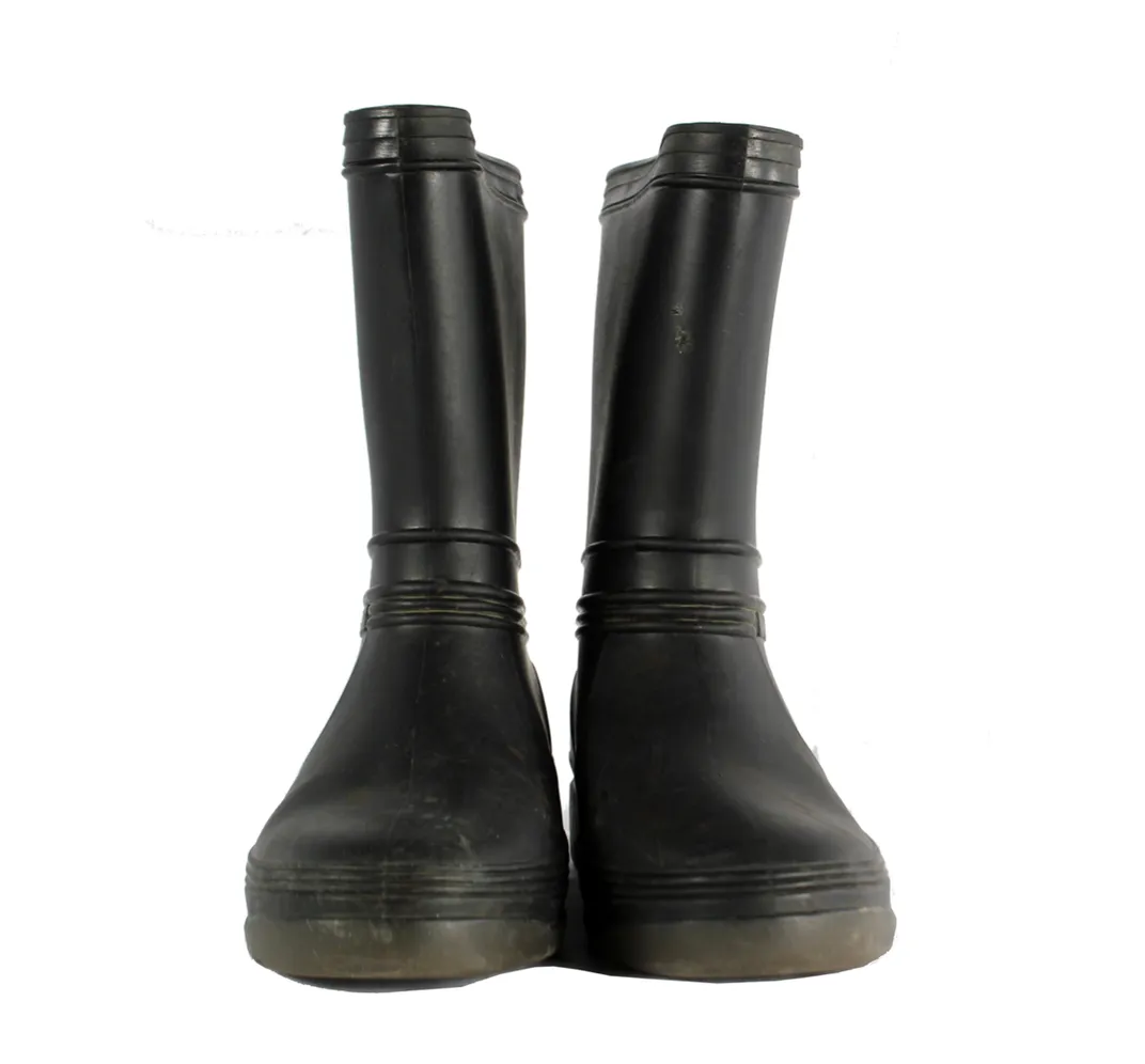 Rubber boots were worn by one of the female intelligence agents who posed as a FARC radio operator.