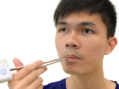 These electrode-embedded chopsticks can simulate saltiness.
