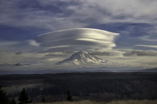 A large lenticular cloud over Mt. Rainier thumbnail