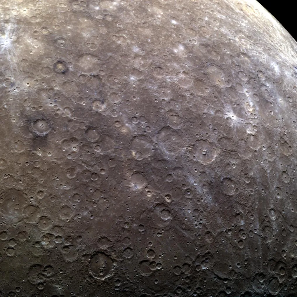 Une image en gros plan de la surface cratérisée de la planète Mercure