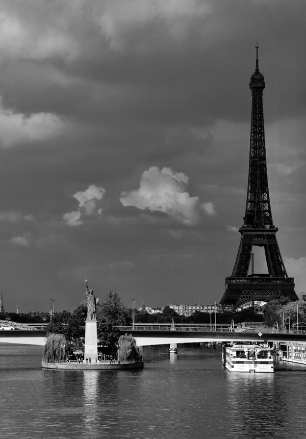 A Statue of Liberty with the Eiffel Tower thumbnail