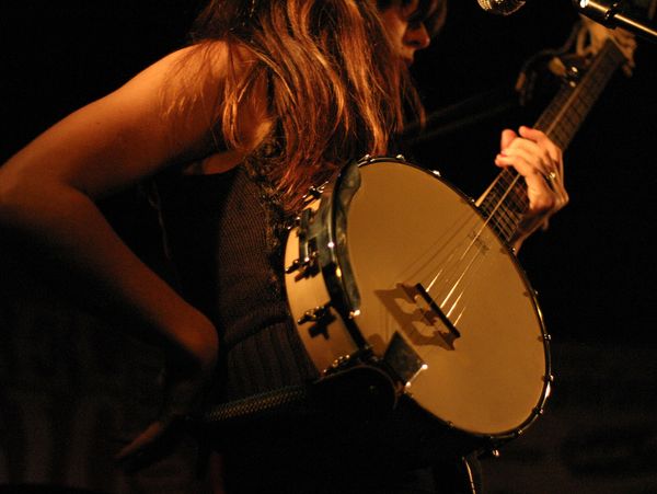Girl playing banjo thumbnail